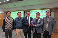 Prof. Huang Bo (middle), Deputy Director of ISEIS of CUHK, presents a souvenir to Prof. Pan Jiahua (second from right)